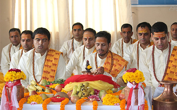 Lothar mit Pandits