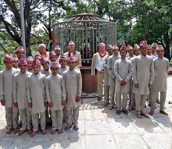 Lothar Pirc besucht die Uttar Bahini Gurukul in Gokarna, Nepal