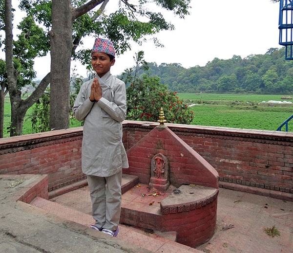 Junger Batuk Pandit der Uttar Bahini Gurukul