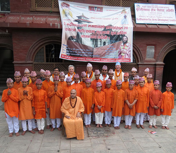 Swami Nigamananda, Leiter der Budhanilakanth Gurukul in Kathmandu, Nepal