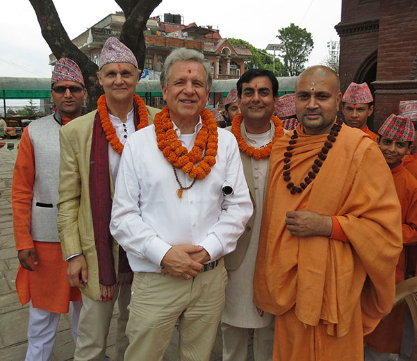 Kingsley Brooks, Lothar Pirc und Dilli Adhikari mit Swami Nigamananda