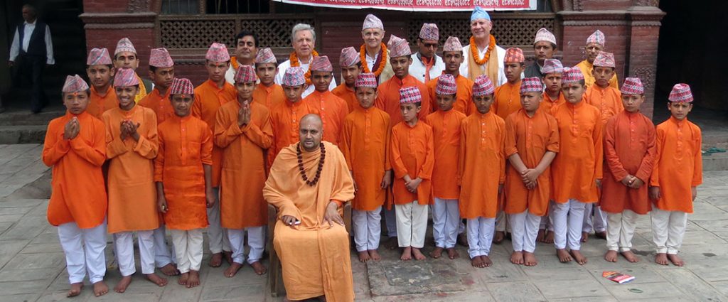 Lothar Pirc besucht einen Maharishi Gurukul im Bhudanilakanth-Tempel, Kathmandu Budhanilakanth